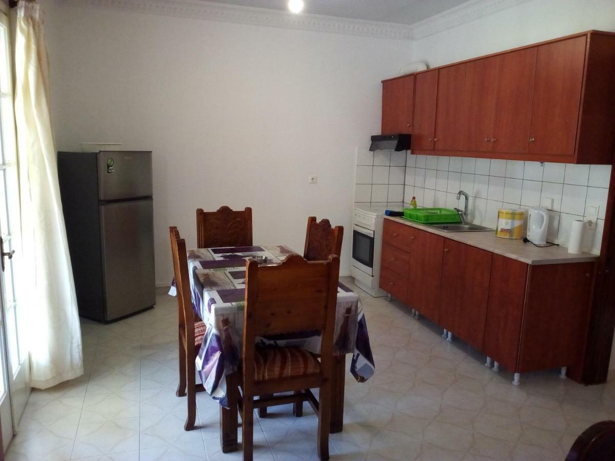 Fiona Seafront Apartments นิเกียนา ภายนอก รูปภาพ